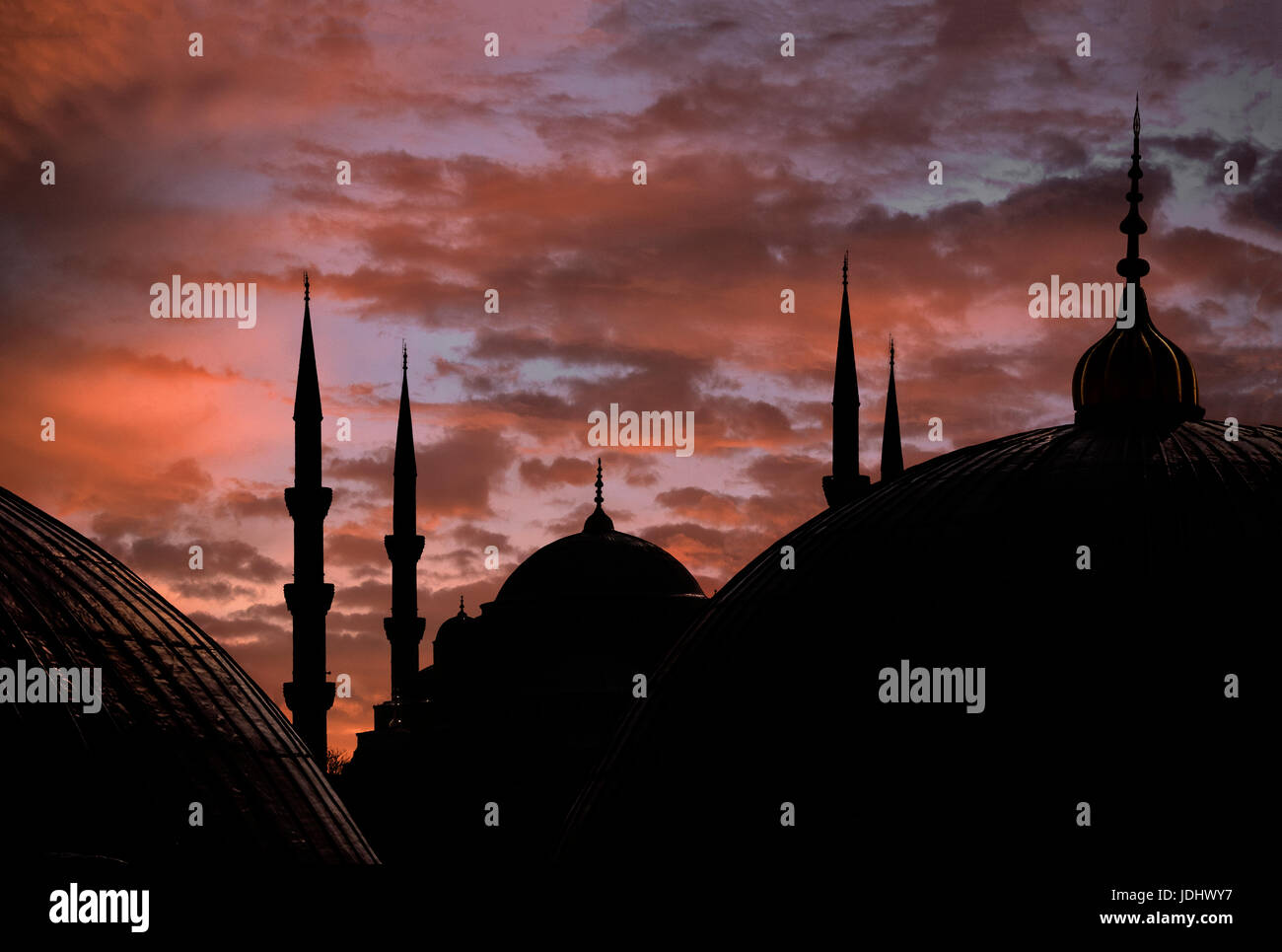Späten Nachmittag Himmel und Sultanahmet Moschee Silhouette von Hagia Sophia Istanbul Türkei gesehen Stockfoto