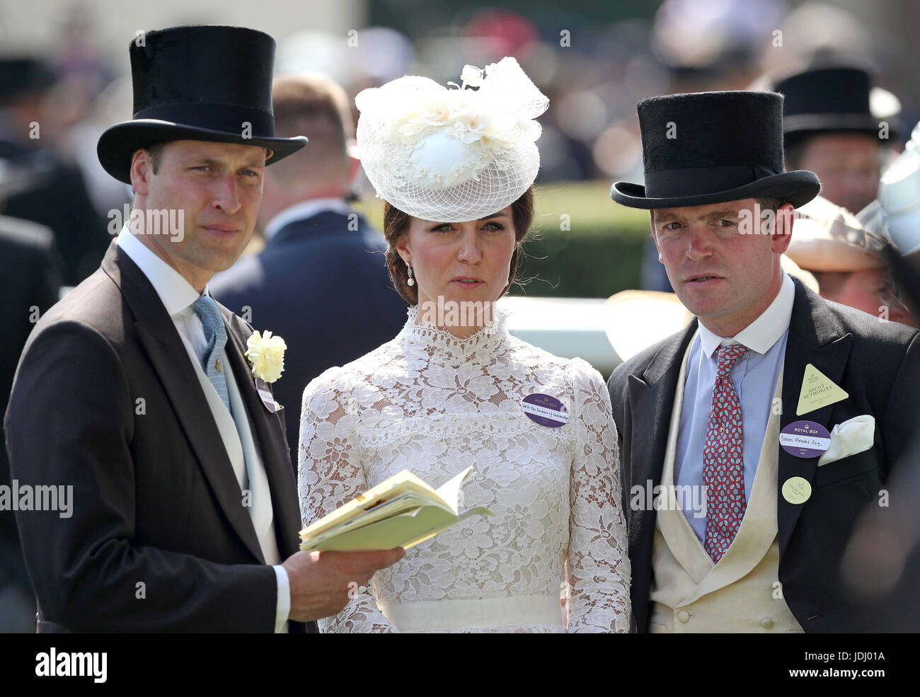 Der Herzog und die Herzogin von Cambridge und James Meades in den Parade-Ring vor dem Start der Könige stehen Einsätze bei Tag eins des Royal Ascot in Ascot Racecourse. Stockfoto