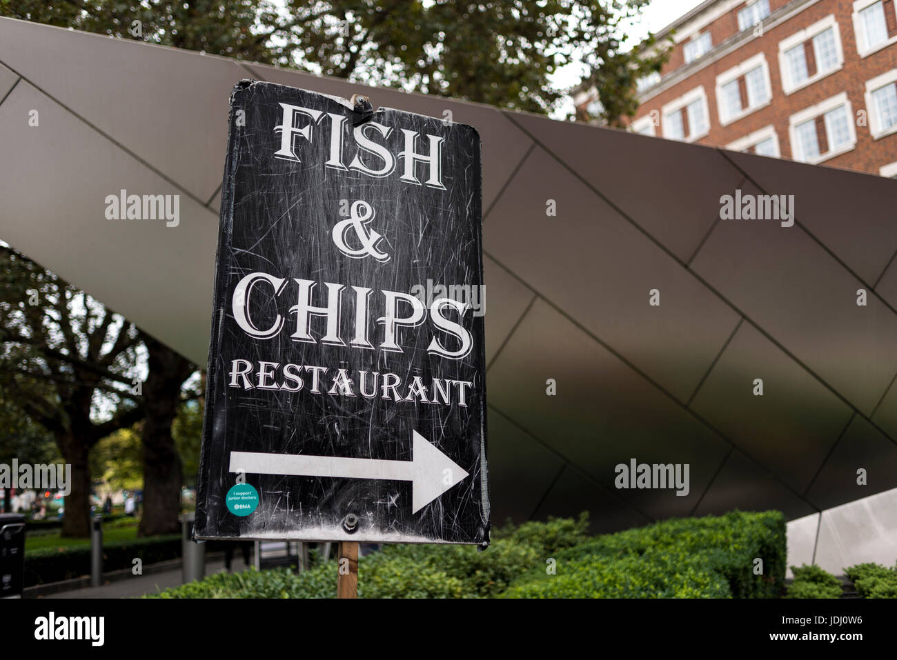 Ein Fisch & Chips Restaurant Plakat mit einem großen Pfeil Punkt Richtung, London, UK Stockfoto