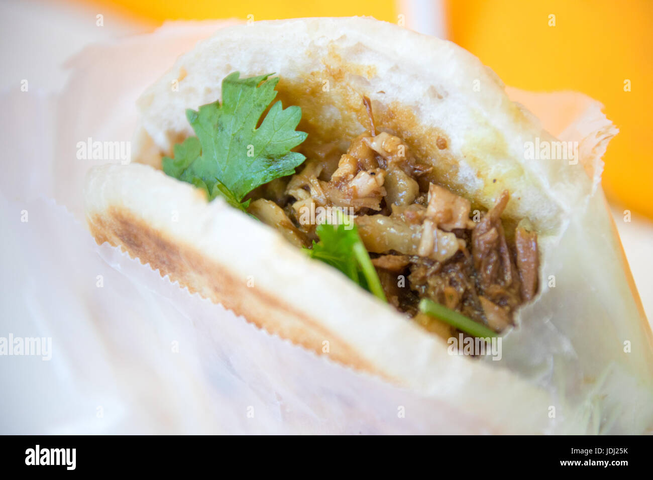 Würziges Lamm Lauch Sandwich, berühmten Spezialitäten China Restaurant,, Chinatown in New York CIty, USA Stockfoto