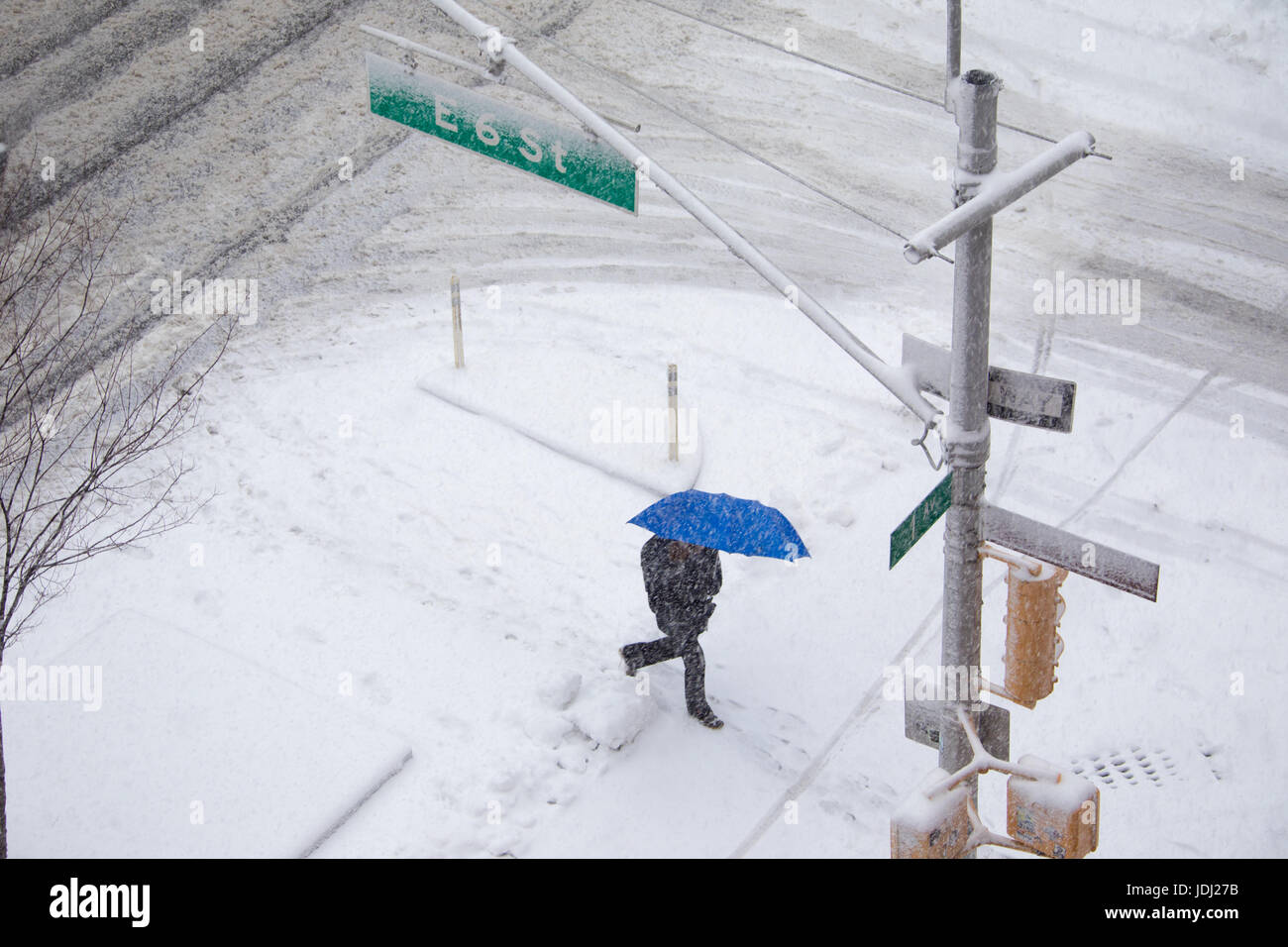 Es schneit in East Village, Manhattan, New York City Stockfoto