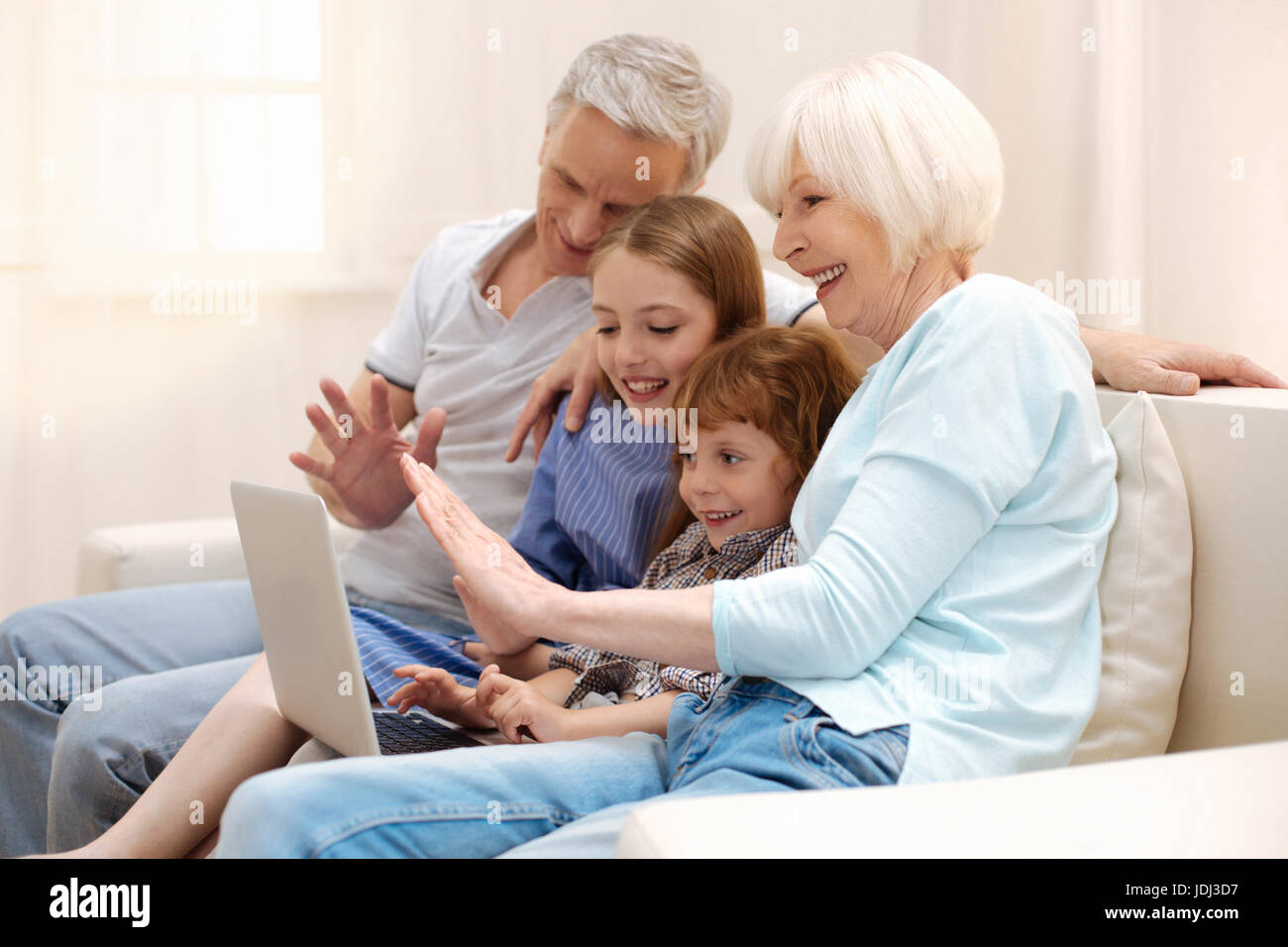 Erstaunlich optimistisch Familie teilen ihre Stimmung mit Eltern Stockfoto
