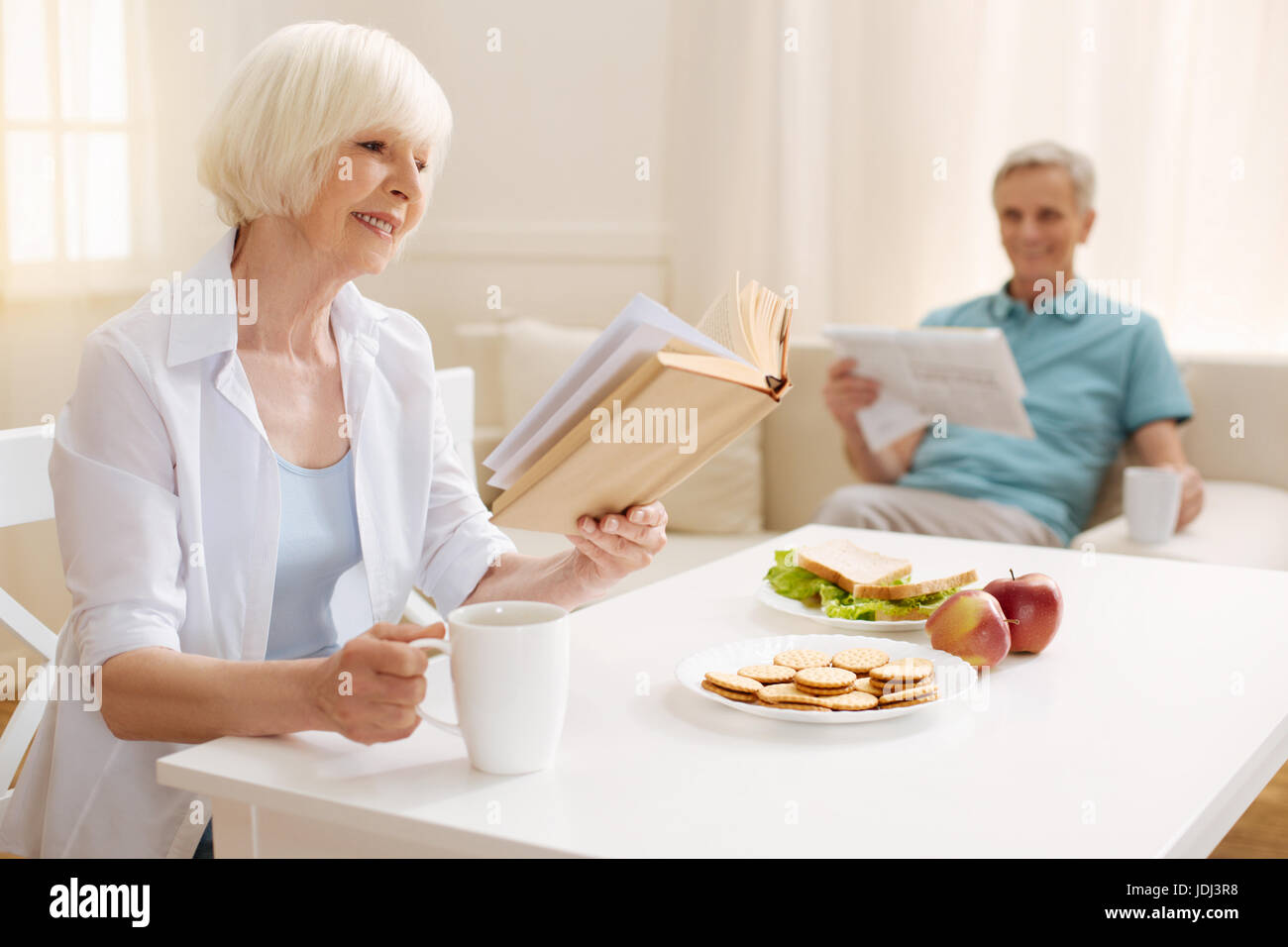 Intelligente inspirierende älteres Ehepaar genießt einen ruhigen Morgen zusammen Stockfoto