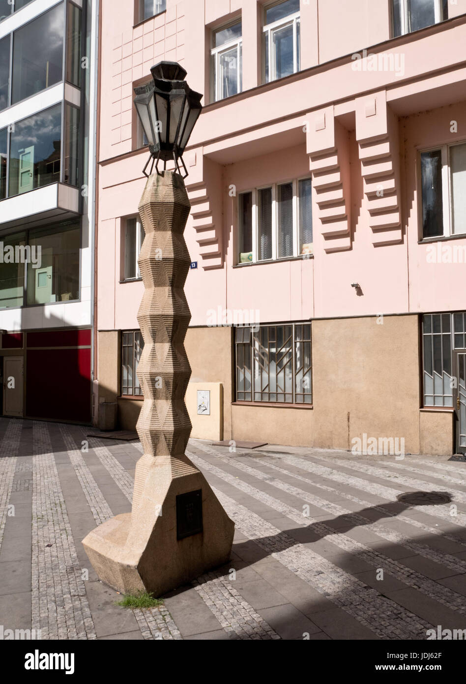 Kubistische Lampe aus tschechischen Architekten Emil Králíček in Jungmannovo Náměstí in Prag. Tschechische Republik. Stockfoto