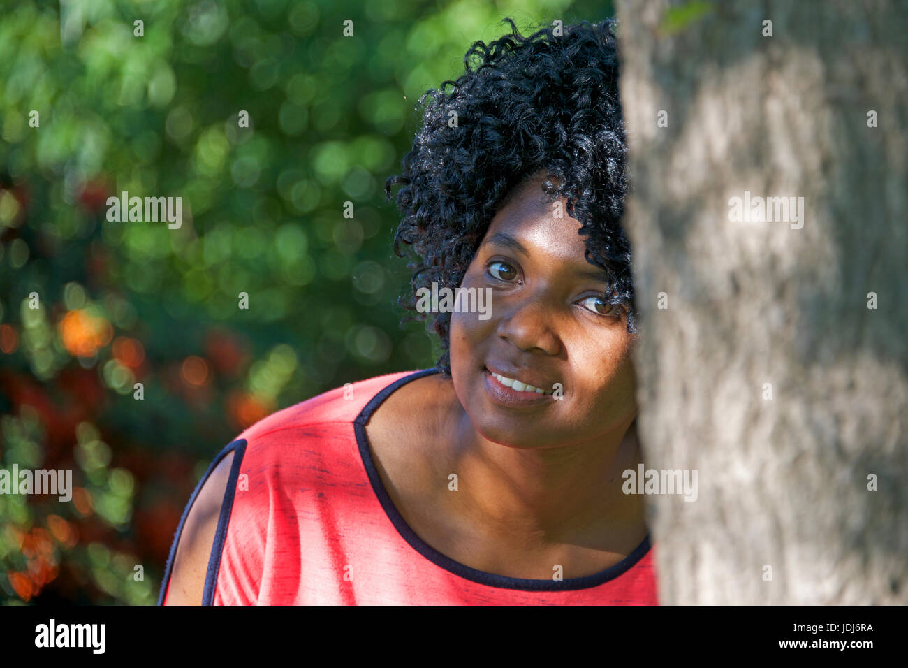 Hübsches Mädchen Porträt hinter Baum Maseru Lesotho Südliches Afrika Stockfoto