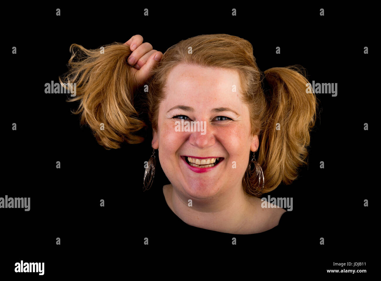 Attraktive rote behaarte lite Übergewicht Europäische Reife Frau mit  lustigen Frisur - ziehen ihr Haar Studio gedreht auf dunklem Hintergrund  Stockfotografie - Alamy