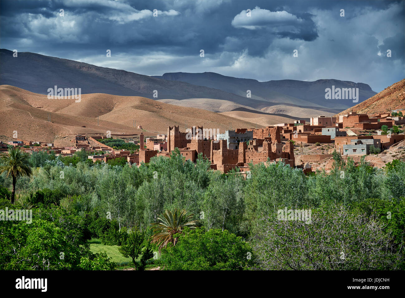 Dorf Ait Ouglif mit Ton Casbahs im Dades Tal mit Bergen des hohen Atlas hinter, Marokko, Afrika Stockfoto