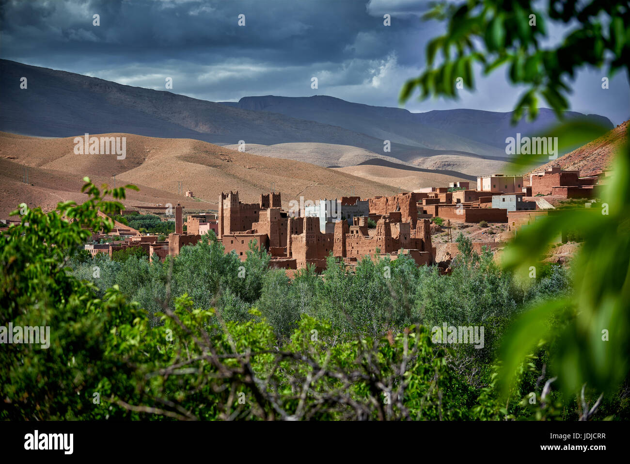 Dorf Ait Ouglif mit Ton Casbahs im Dades Tal mit Bergen des hohen Atlas hinter, Marokko, Afrika Stockfoto