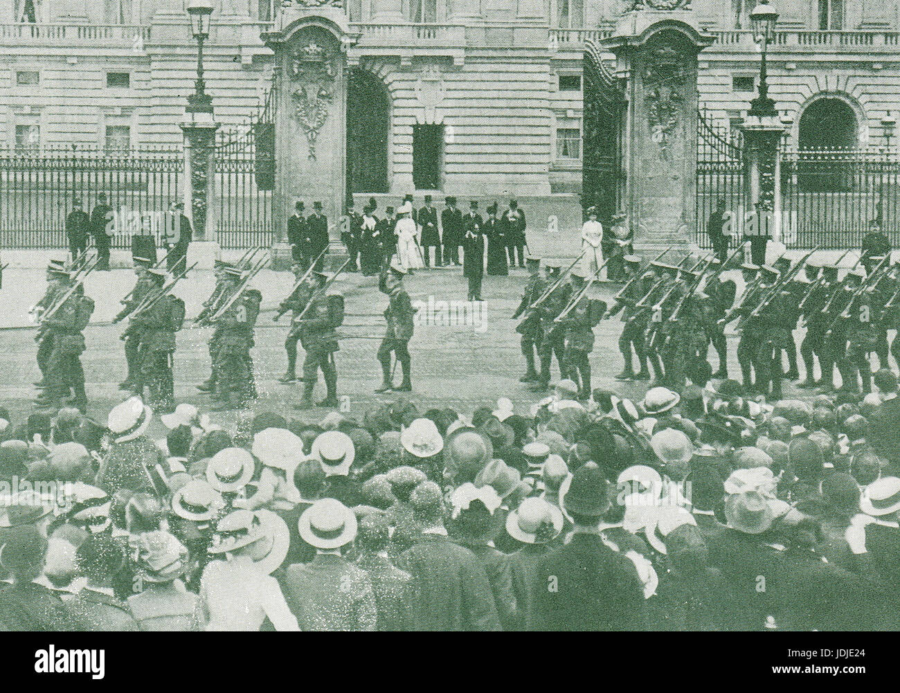 Erste Einheiten britischen Expeditionskorps vorbei an Buckingham Palast 1914 Stockfoto
