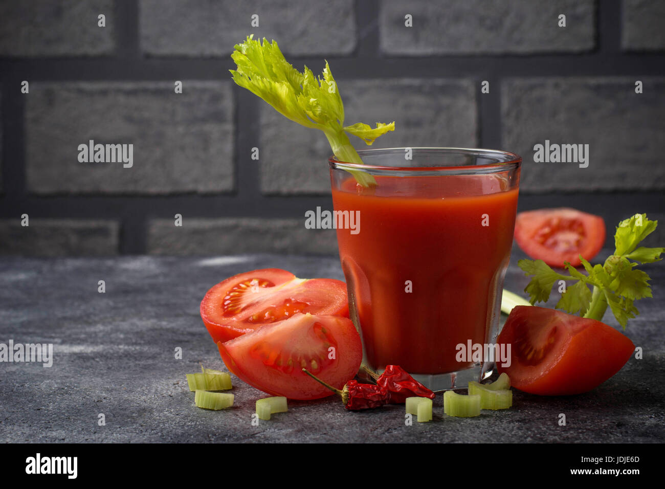 Cocktail Bloody Mary mit Tomate. Selektiven Fokus Stockfoto