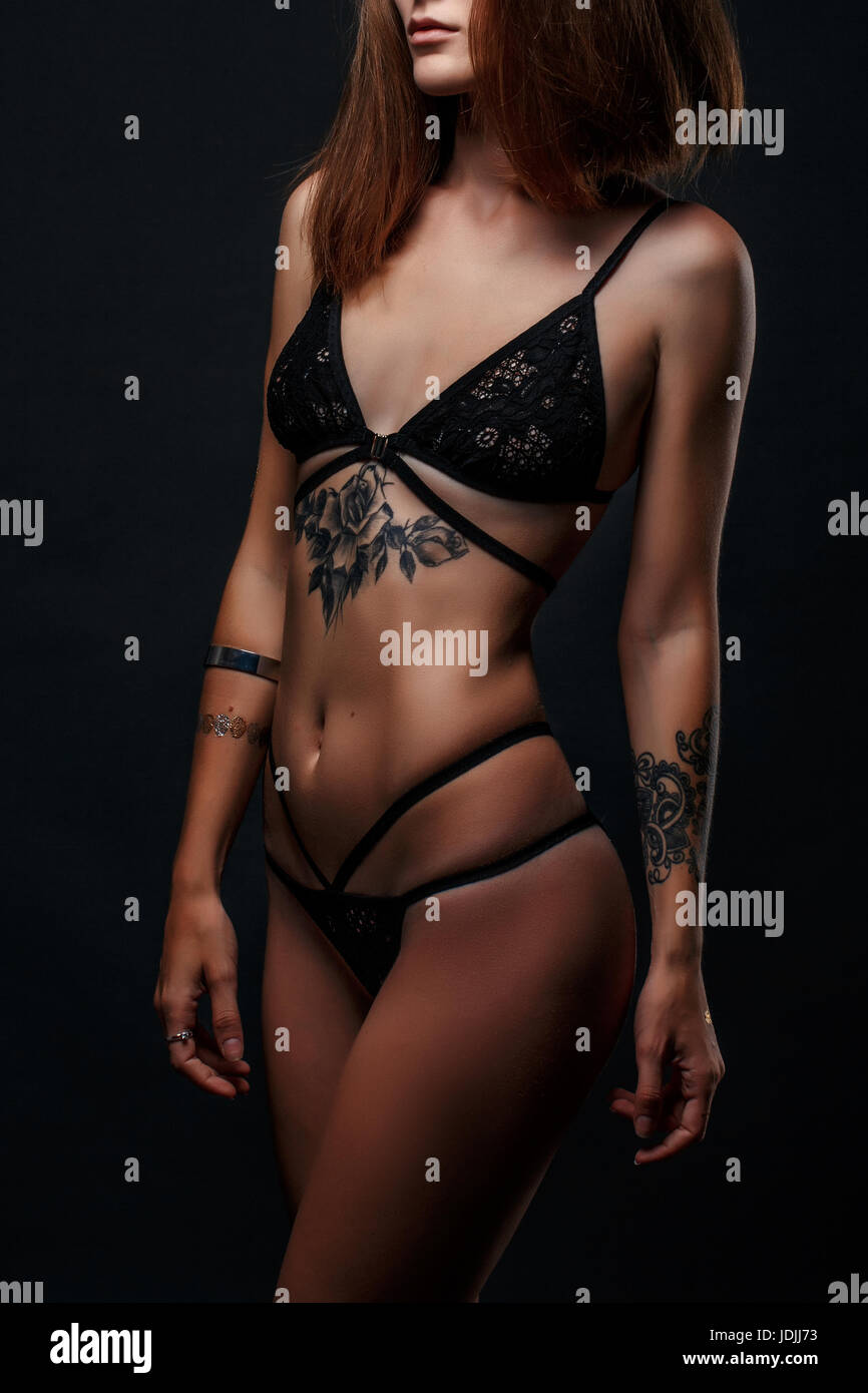 Seitliche Sicht auf unkenntlich sexy Brnette Frau. Nackte Mdchen in  schwarzen erotische Dessous Stockfotografie - Alamy
