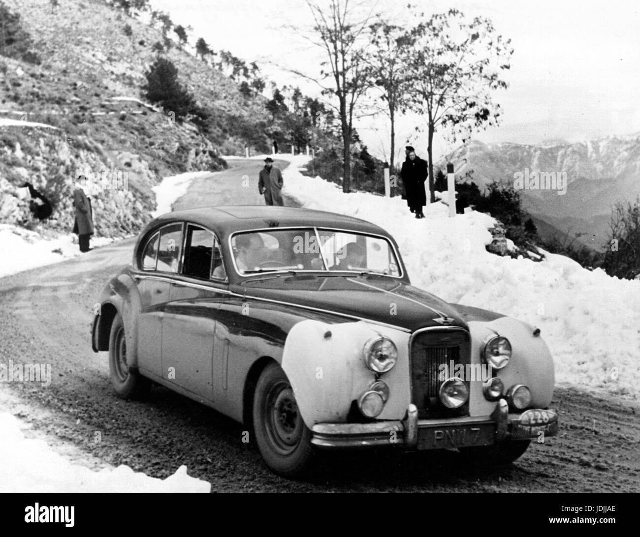 Ian und pat Appleyard der beendete 2. Platz in der 1953 Monte Carlo Rallye in Jaguar Mk VII Stockfoto