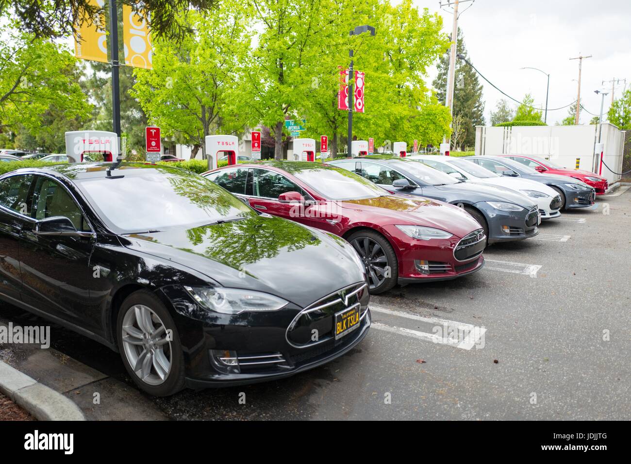 Reihe von Tesla Motors Limousinen Aufladen an einer Kompressor-Station in das Silicon Valley Stadt Mountain View, Kalifornien, 7. April 2017. Stockfoto