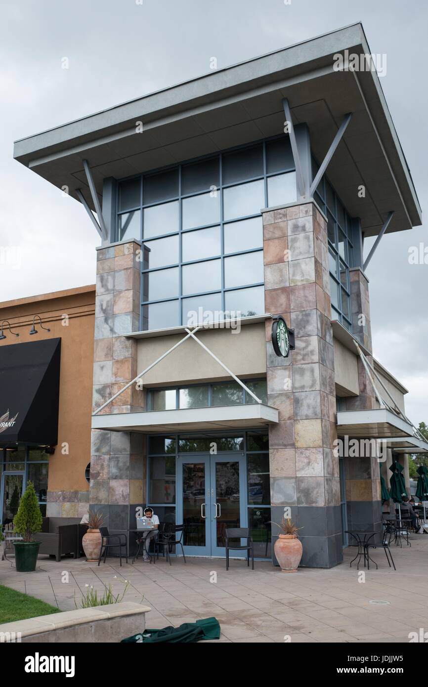 Starbucks Kaffee in der Nähe der Googleplex Hauptquartier von Google Inc in das Silicon Valley Stadt Mountain View, Kalifornien, 7. April 2017. Starbucks ist ein beliebter Ort für die Mitarbeiter der Google Inc zu sitzen und zu arbeiten. Eine junge männliche Tech Arbeitskraft ist sichtbar, auf der linken Seite, auf einem Laptop arbeiten. Stockfoto