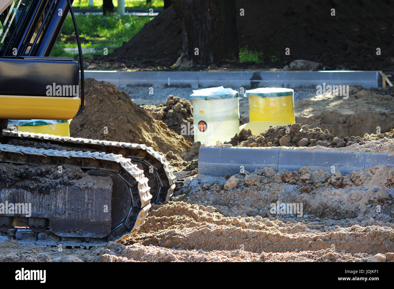 Bagger gräbt Kunststoff-Tank Gas-Öl-Catcher im Boden beim Bau eines Parkhauses für Touristenbusse, Russland Stockfoto