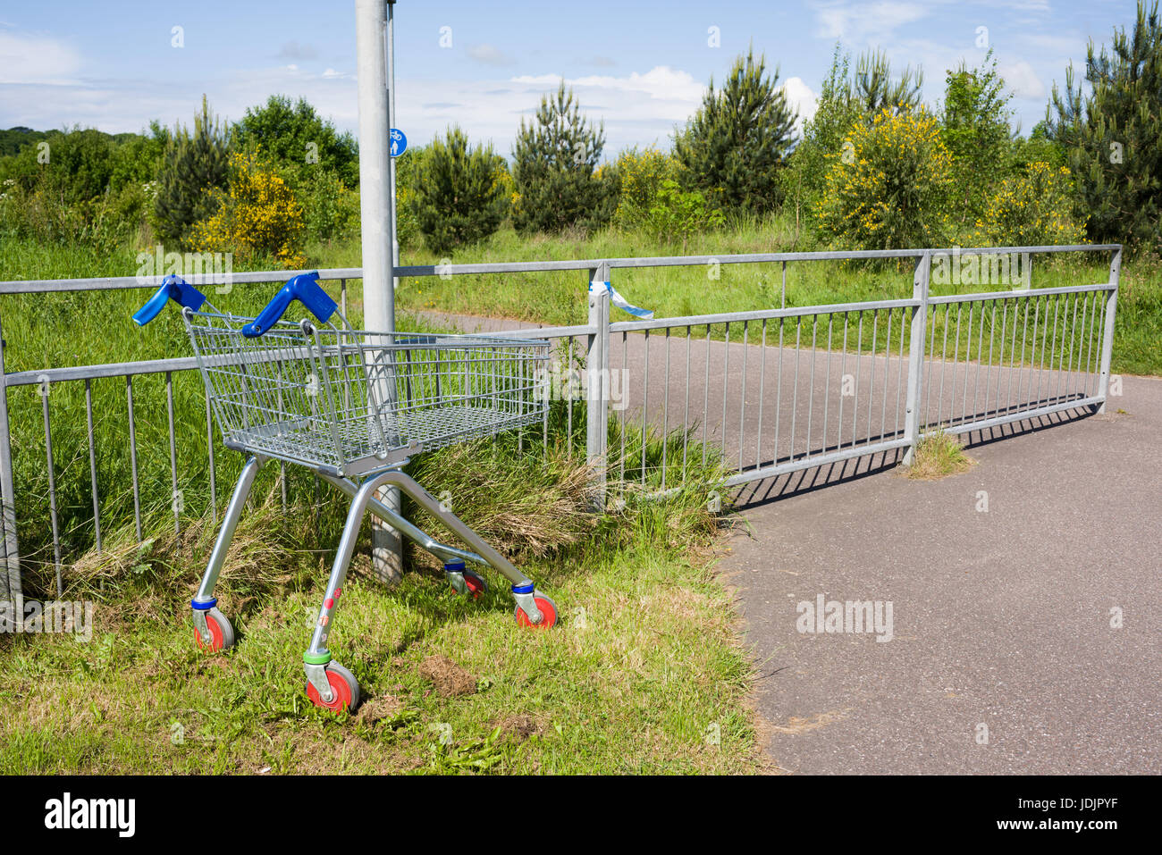 Ein verlassener Einkaufswagen bei Barnstaple, North Devon, England. Stockfoto