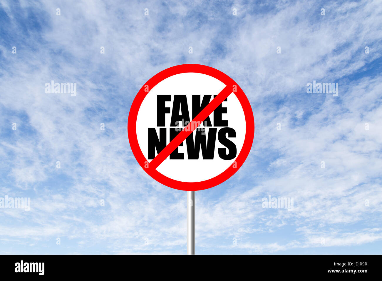 Gefälschte Nachrichten Verbots-Verkehr Stoppschild gegen blauen Wolkenhimmel Stockfoto