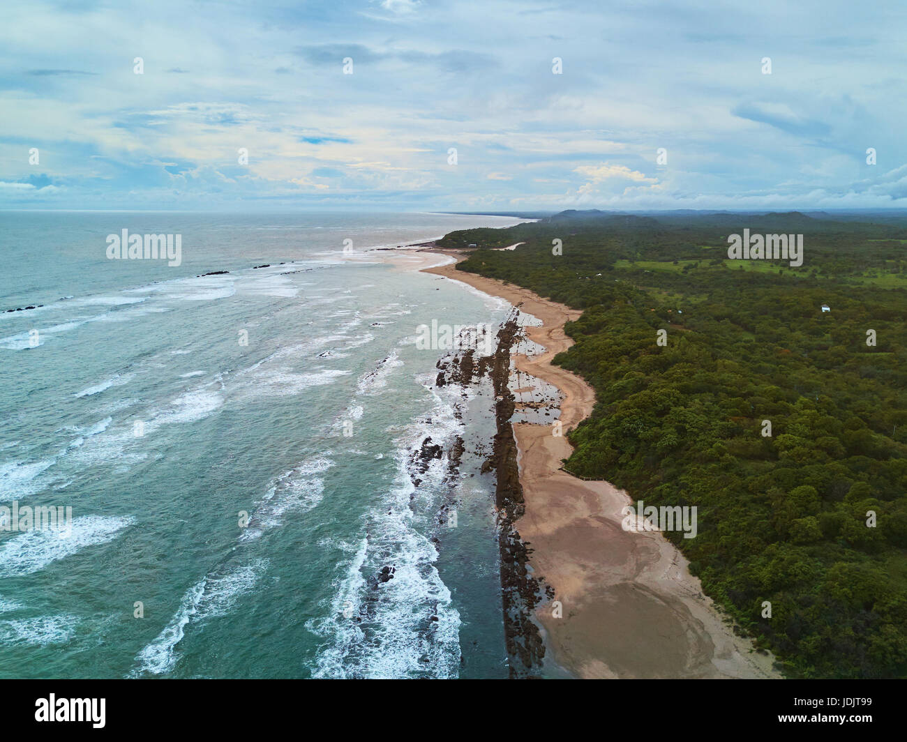 Wellen des Ozeans in Pazifikküste Luftbild. Mittelamerika-Reise-destination Stockfoto