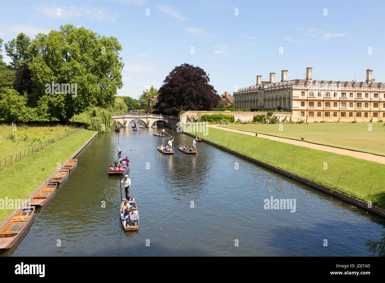 Stechkahn fahren Cambridge UK - Stechkahn fahren im Sommer auf dem Rücken, den Fluss Cam Cambridge England UK Stockfoto