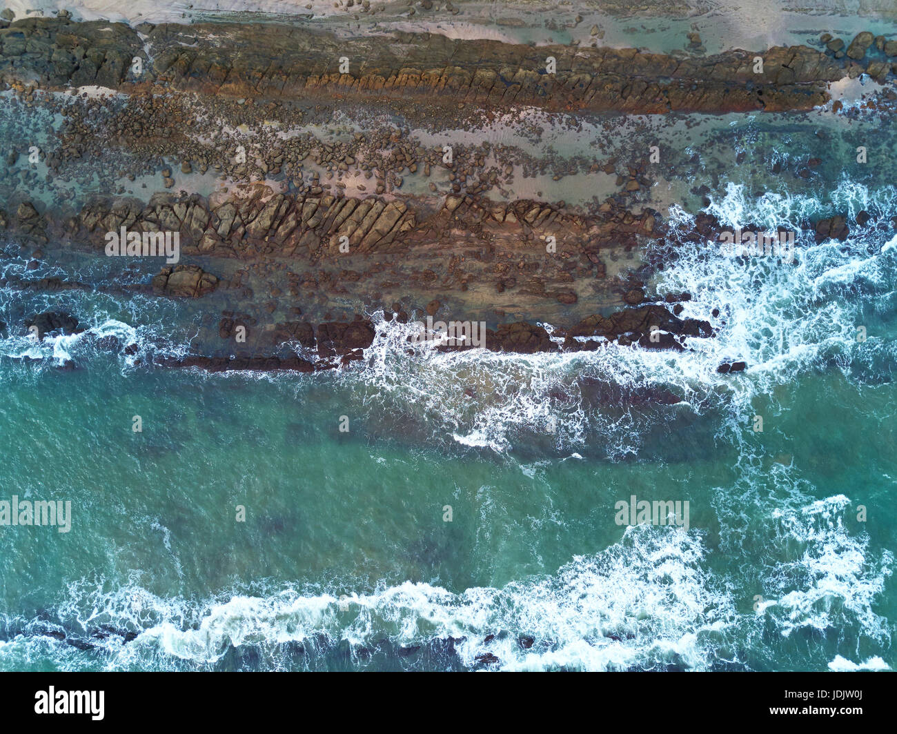 Strand mit Steinen Draufsicht. Grünes Meerwasser im Pazifik oben anzeigen Stockfoto