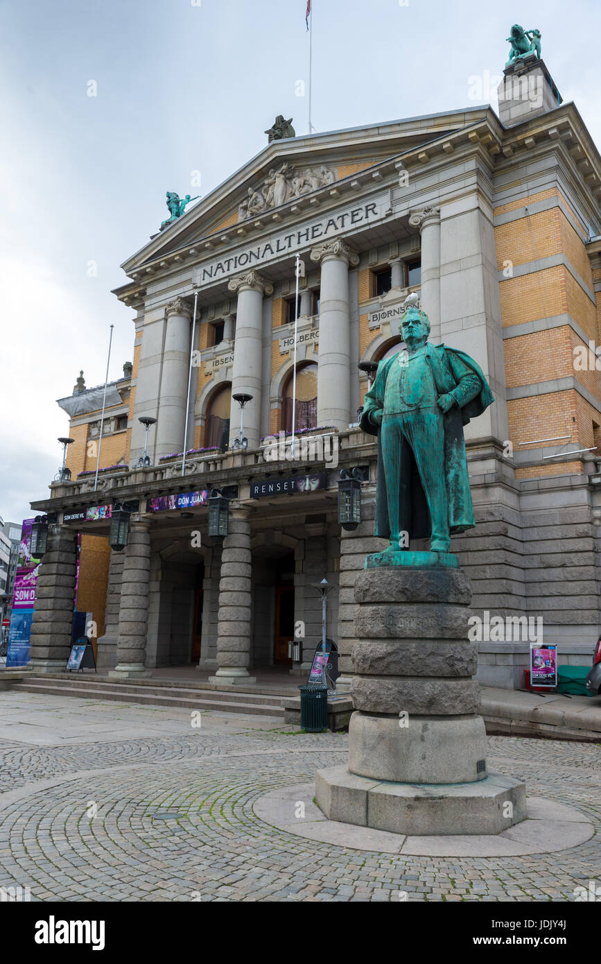 Das Nationaltheater in Oslo gehört zu Norwegens größten und bekanntesten Veranstaltungsorte für Leistung der Schauspielkunst. Stockfoto