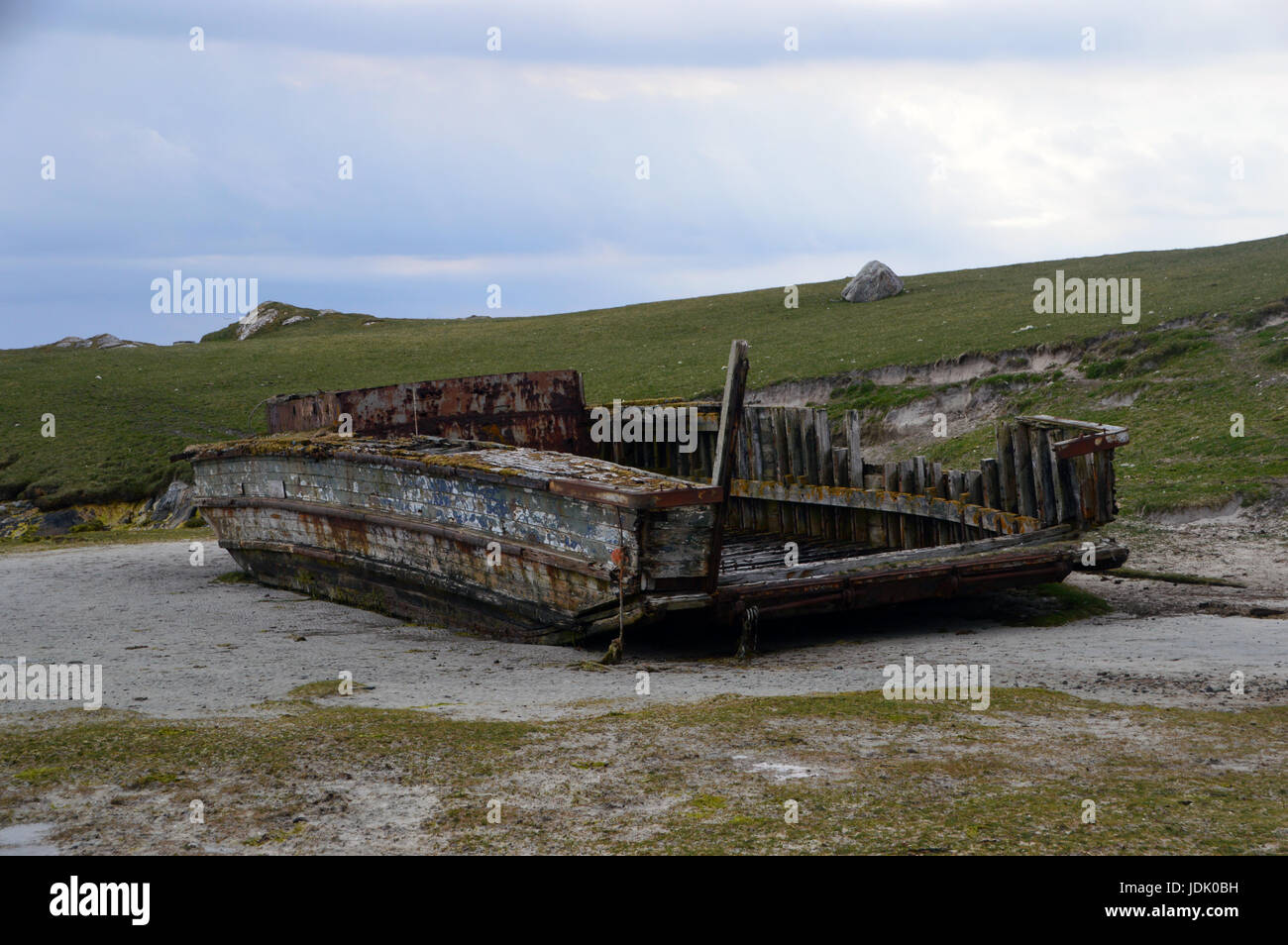 Die alte hölzerne Fähre für die Insel Berneray (Bearnaraigh) zur Isle of North Uist, äußeren Hebriden, schottischen Inseln, Schottland, UK Stockfoto