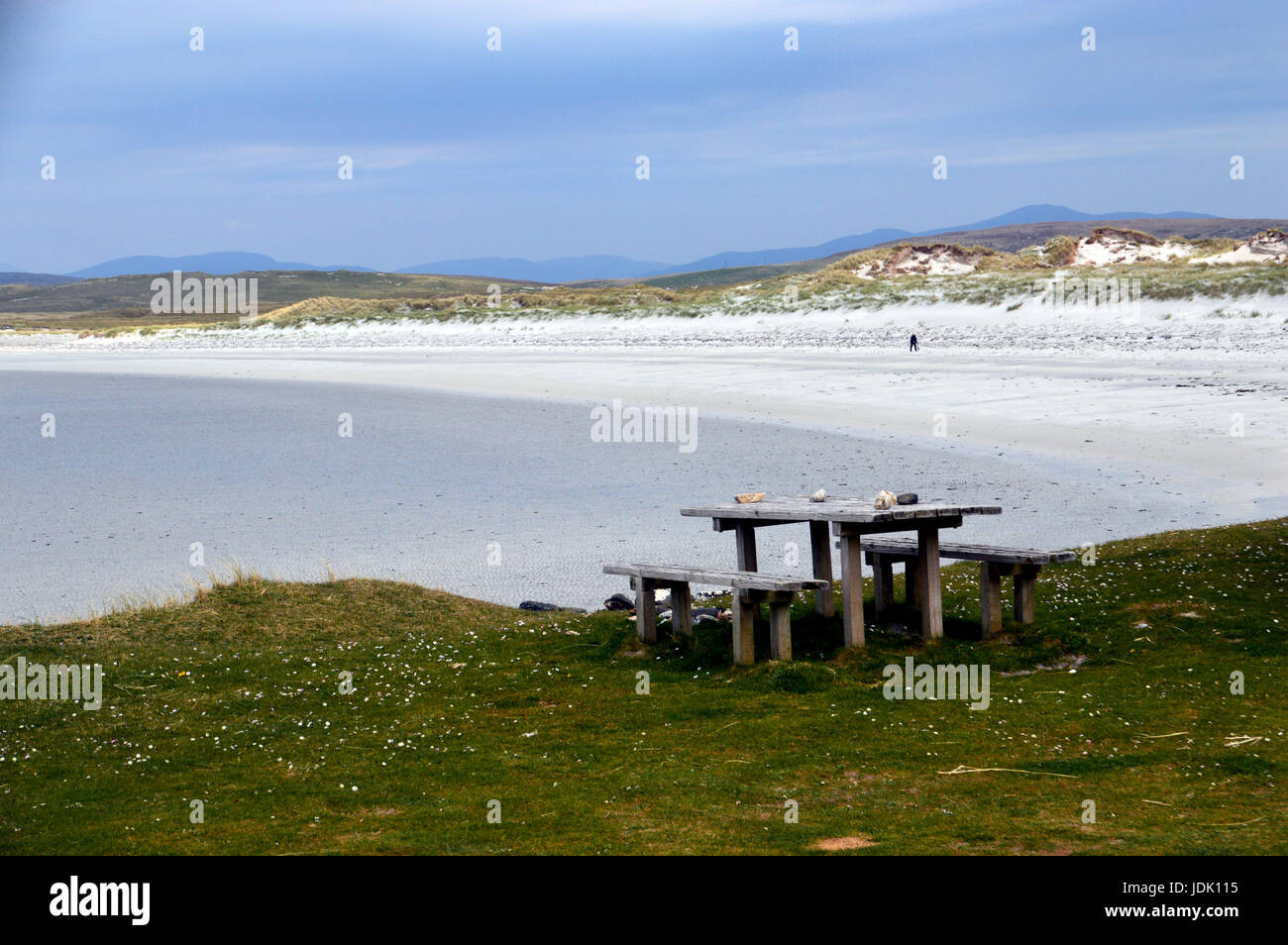 Hölzerne Picknick-Tisch mit Blick auf Traigh Lingeigh Strand am hebt Sands (hebt Shannda) Insel der äußeren Hebriden, North Uist, schottischen Inseln, Stockfoto