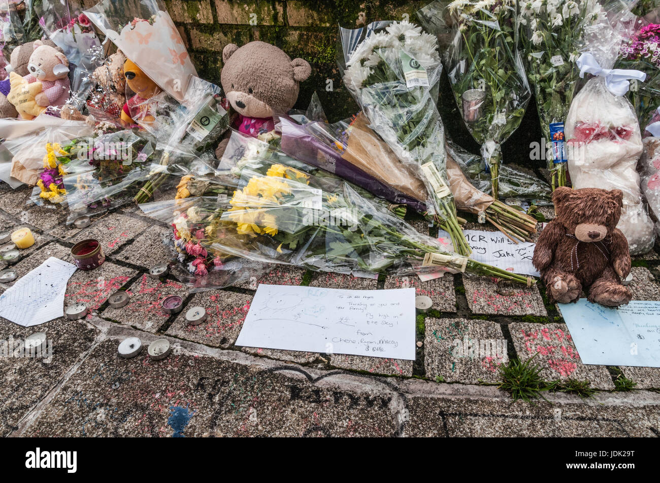 Stockport Menschen trauern Manchesters Opfer der Bombardierung von Manchester Arena am Mai 2017 Stockfoto