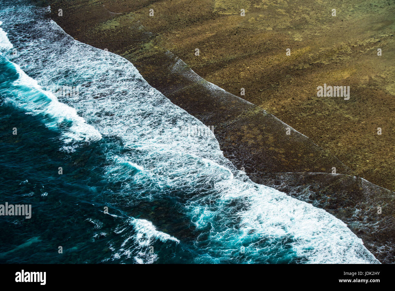Luftaufnahme der Meeresbrandung Stockfoto