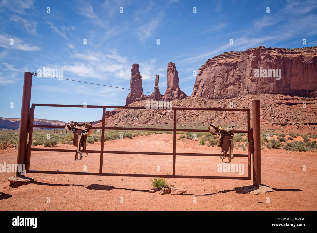 Drei Schwestern, Blick durch das Tor mit Cowboy Sättel, Monument Valley, Utah, USA Stockfoto