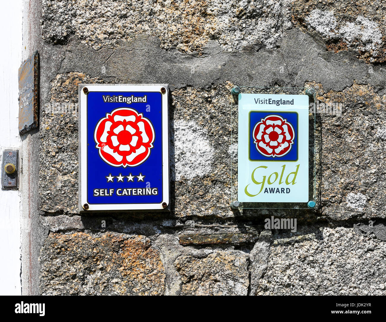 Besuchen Sie England Selbstversorger-Zeichen, 4 Sterne und gold Award an einer Wand der Hütte bei Hugh Stadt St. Mary's, Isles of Scilly, Cornwall, England, UK Stockfoto