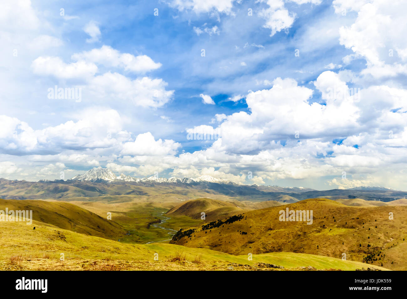 Blick auf Tagong Grünland und Yala Berg in China Stockfoto