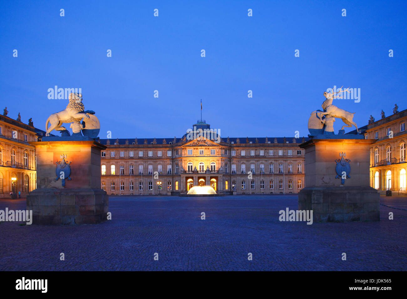 DEU, Deutschland, Stuttgart: Neues Schloss Abenddaemmerung | DEU, Deutschland, Stuttgart: Neuer Palast in der Abenddämmerung Stockfoto