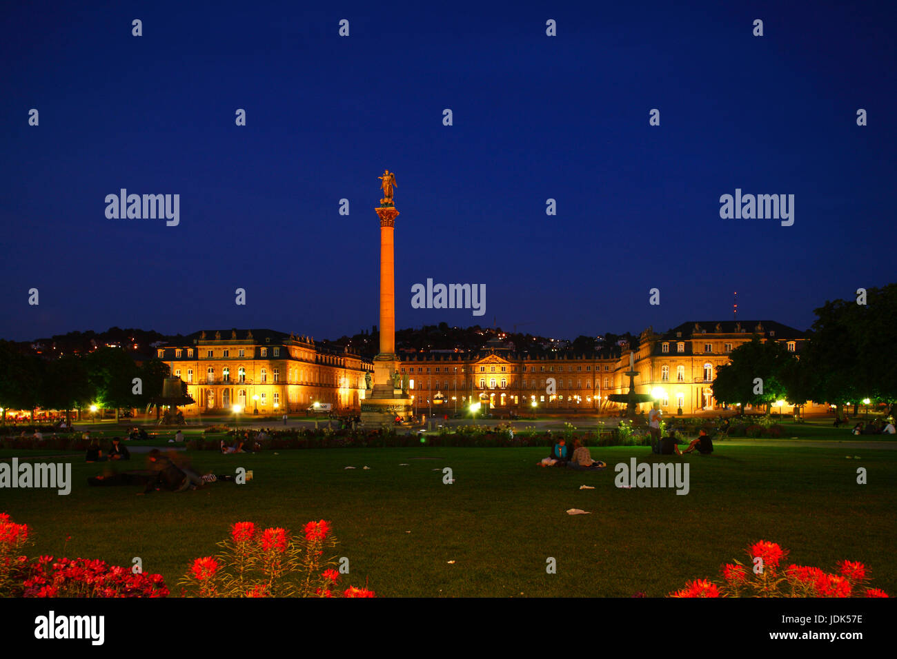 DEU, Deutschland, Stuttgart: Neues Schloss Bei Abenddaemmerung, Mit dem Schlossplatz Und Jubilaeumssaeule | DEU, Deutschland, Stuttgart: Neuer Palast bei Dämmerung wi Stockfoto