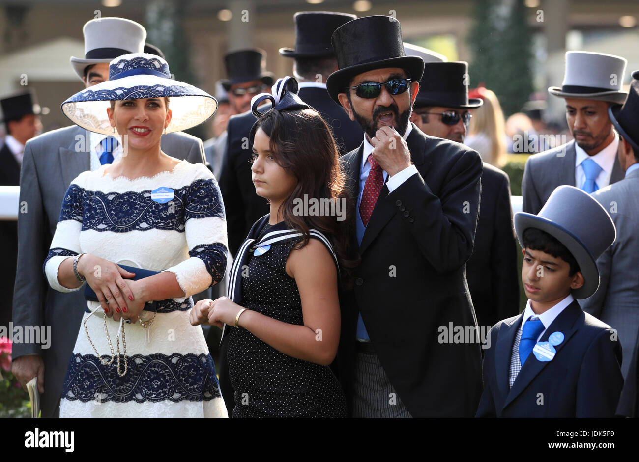 Scheich Mohammed bin Rashid Al Maktoum und Prinzessin Haya Bint Al Hussein von Jordanien (links) mit Familie in die Gewinner Encloser während Tag eins des Royal Ascot in Ascot Racecourse. Stockfoto