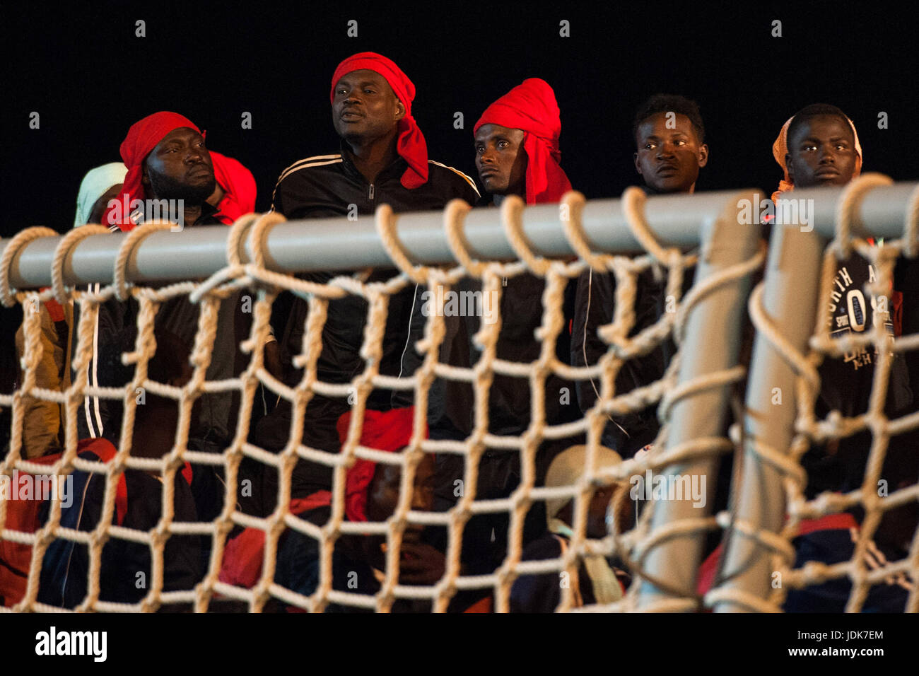 Salerno: Migranten landete gespeicherten im sizilianischen Kanal und in internationalen Gewässern vor der libyschen Küste. An Bord des spanischen Schiff "Canarias" 526 Migranten aus Ghana, Sudan, Senegal, Gambia, Mali, Nigeria und Togo. An Bord 53 Frauen und 19 Kinder. (Foto bIvan Romano/Pacific Press) Stockfoto