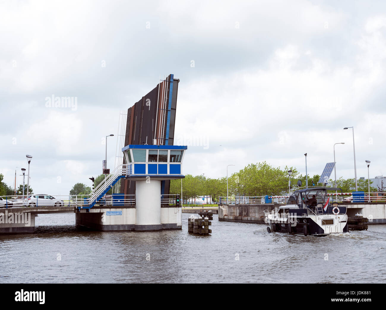 Boot in Europäische Kulturhauptstadt 2018 Leeuwarden tritt offene Zugbrücke in der niederländischen Provinz Friesland Stockfoto