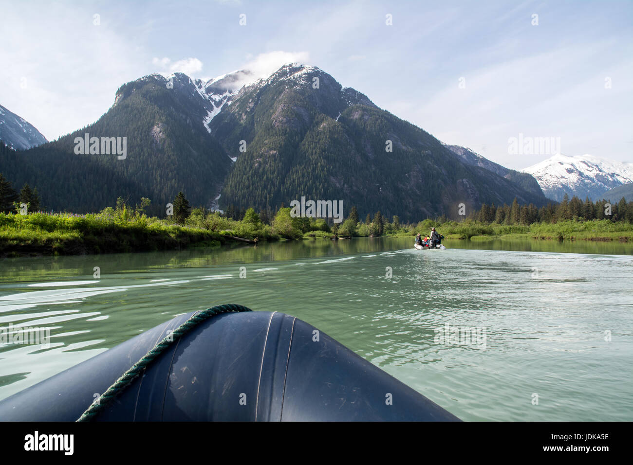 Touristen in ein Zodiac-Booten über eine Art anzeigen Ecotour in einer Flussmündung in der Great Bear Rainforest, British Columbia, Kanada. Stockfoto