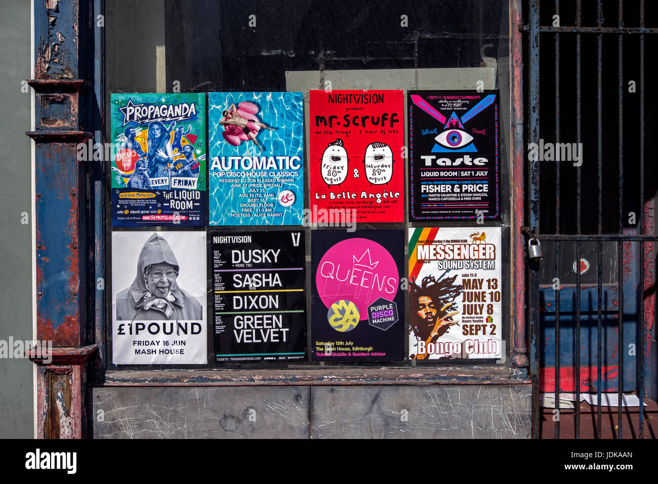 Poster auf einem verlassenen Shop in Edinburgh Werbung von verschiedenen lokalen Diskotheken. Stockfoto