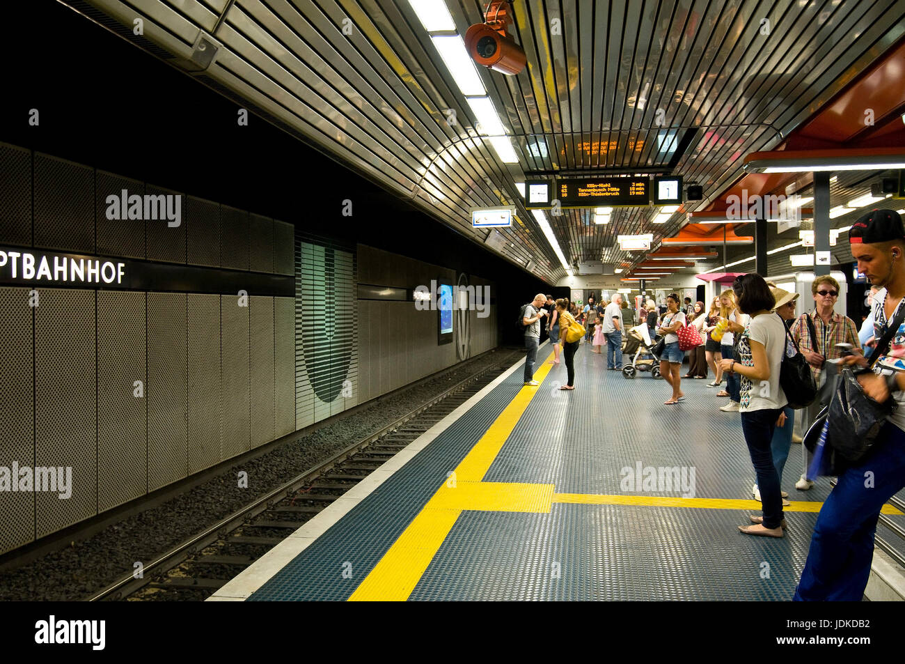 Europa, Deutschland, Nordrhein-Westfalen, Bonn, Hauptbahnhof, Plattform Stadt Straße, Europa, Deutschland, Nordrhein-Westfalen, Hauptbahnhof, Bahnstei Stockfoto