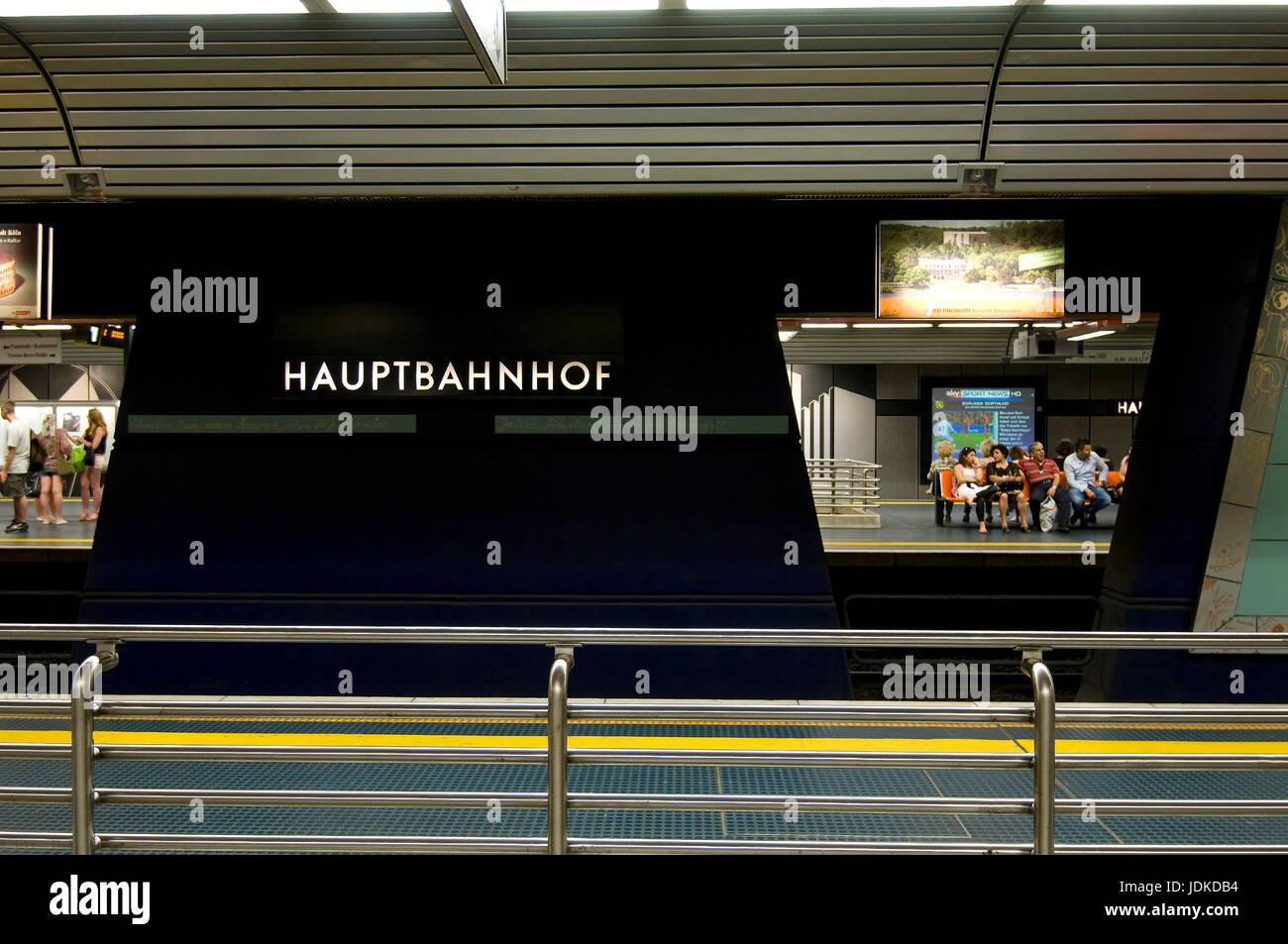Europa, Deutschland, Nordrhein-Westfalen, Bonn, Hauptbahnhof, Plattform Stadt Straße, Europa, Deutschland, Nordrhein-Westfalen, Hauptbahnhof, Bahnstei Stockfoto