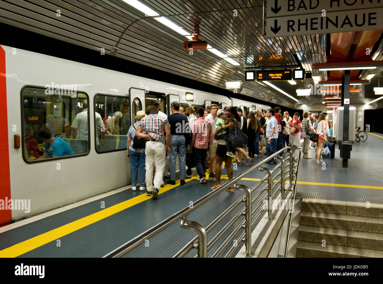 Europa, Deutschland, Nordrhein-Westfalen, Bonn, Hauptbahnhof, Plattform Stadt Straße, Europa, Deutschland, Nordrhein-Westfalen, Hauptbahnhof, Bahnstei Stockfoto