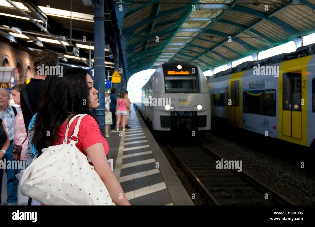 Europa, Deutschland, Nordrhein-Westfalen, Bonn, Hauptbahnhof, Plattform, Europa, Deutschland, Nordrhein-Westfalen, Hauptbahnhof, Bahnsteig Stockfoto