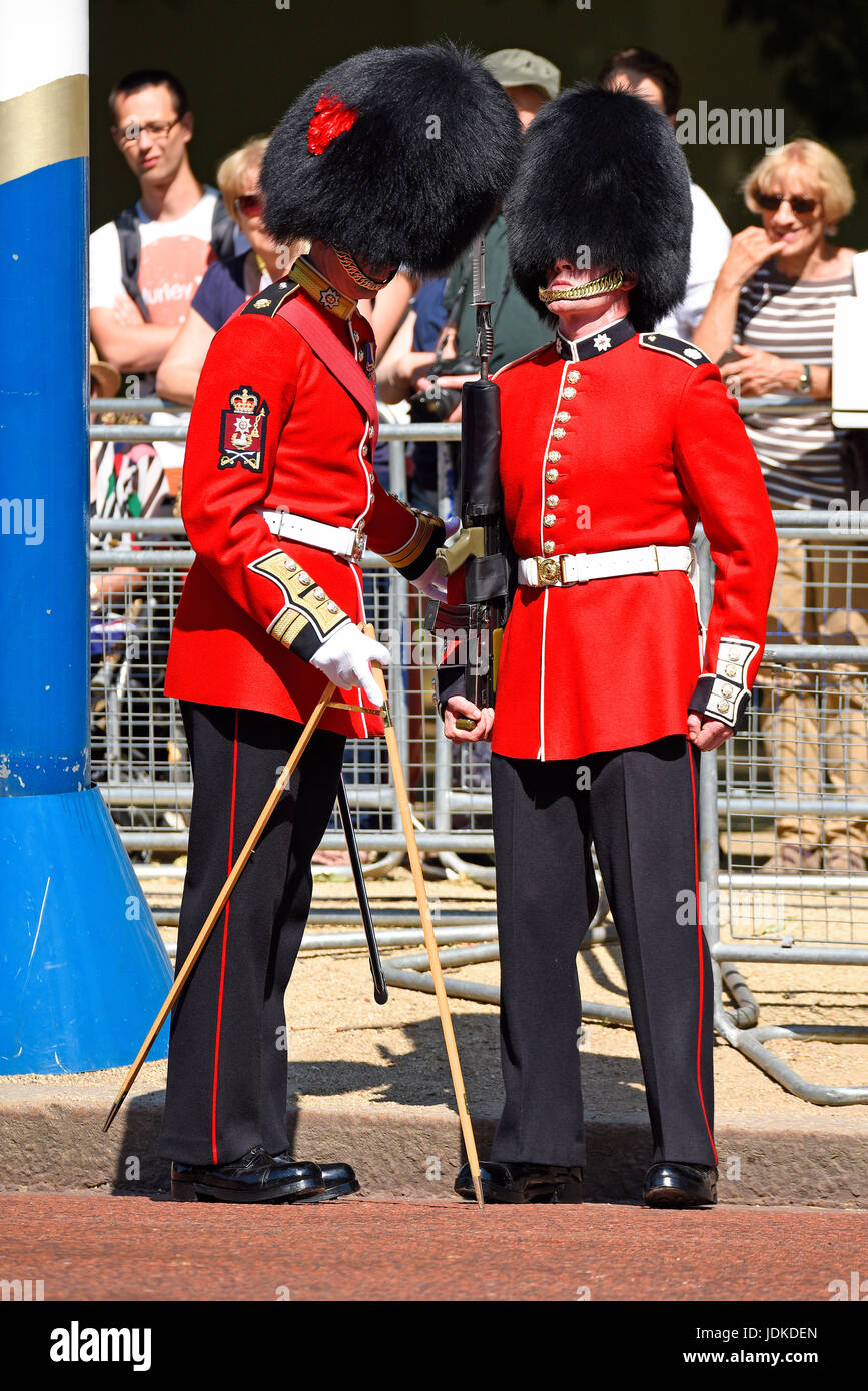 Offizier mit einem Tempo halte mich an Messen Sie Abstände für die Straße Liner Wachen während Trooping die Farbe 2017 in The Mall, London. Platz für Kopie Stockfoto
