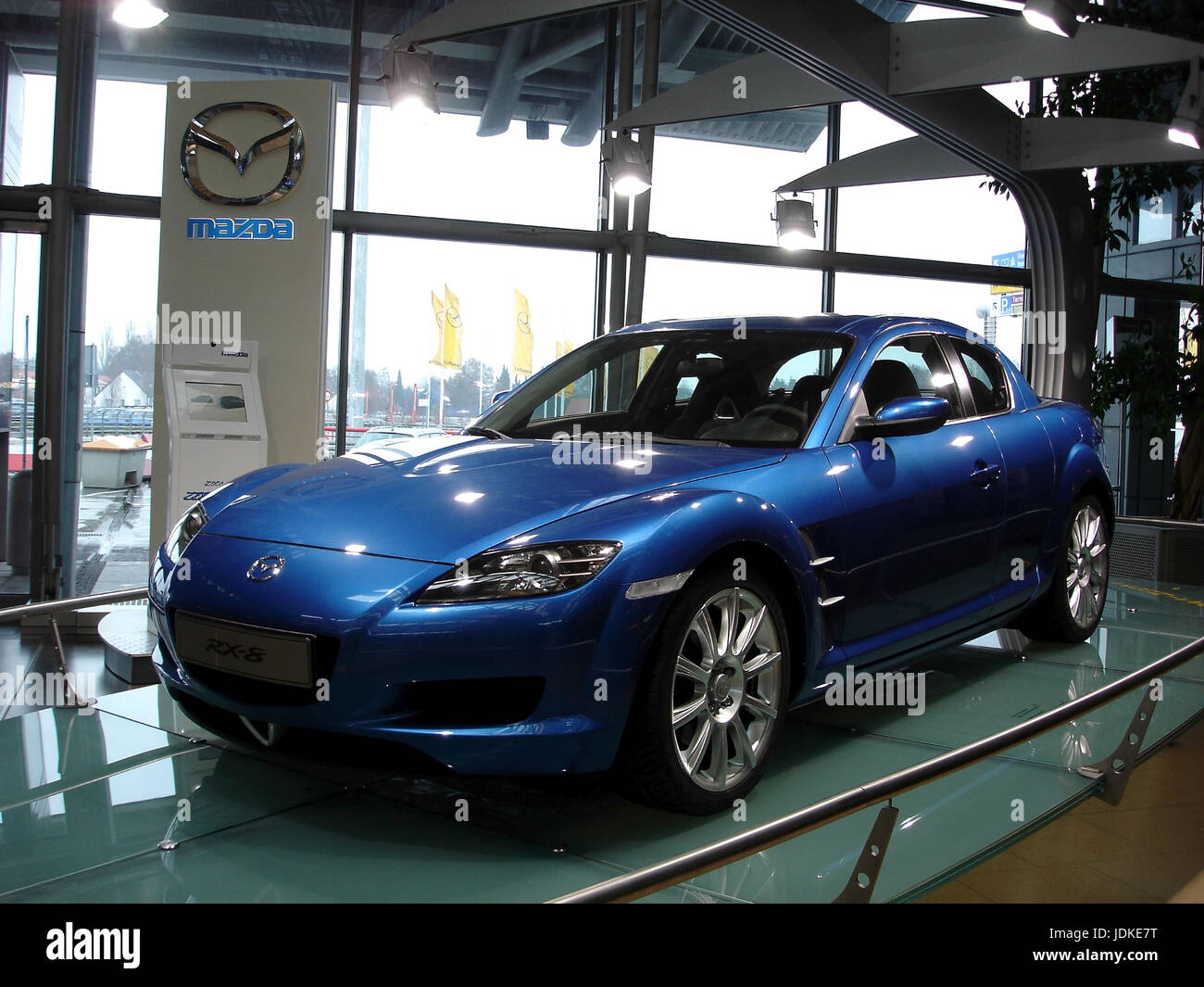 Auto-Werbung, Deutschland, Flughafen Fuhlsbuettel, Mazda, Auto-Werbung, Ausgestellter Mazda ausgestellt, Flughafen Fuhlsbüttel, Hamburg, Deutschland Stockfoto