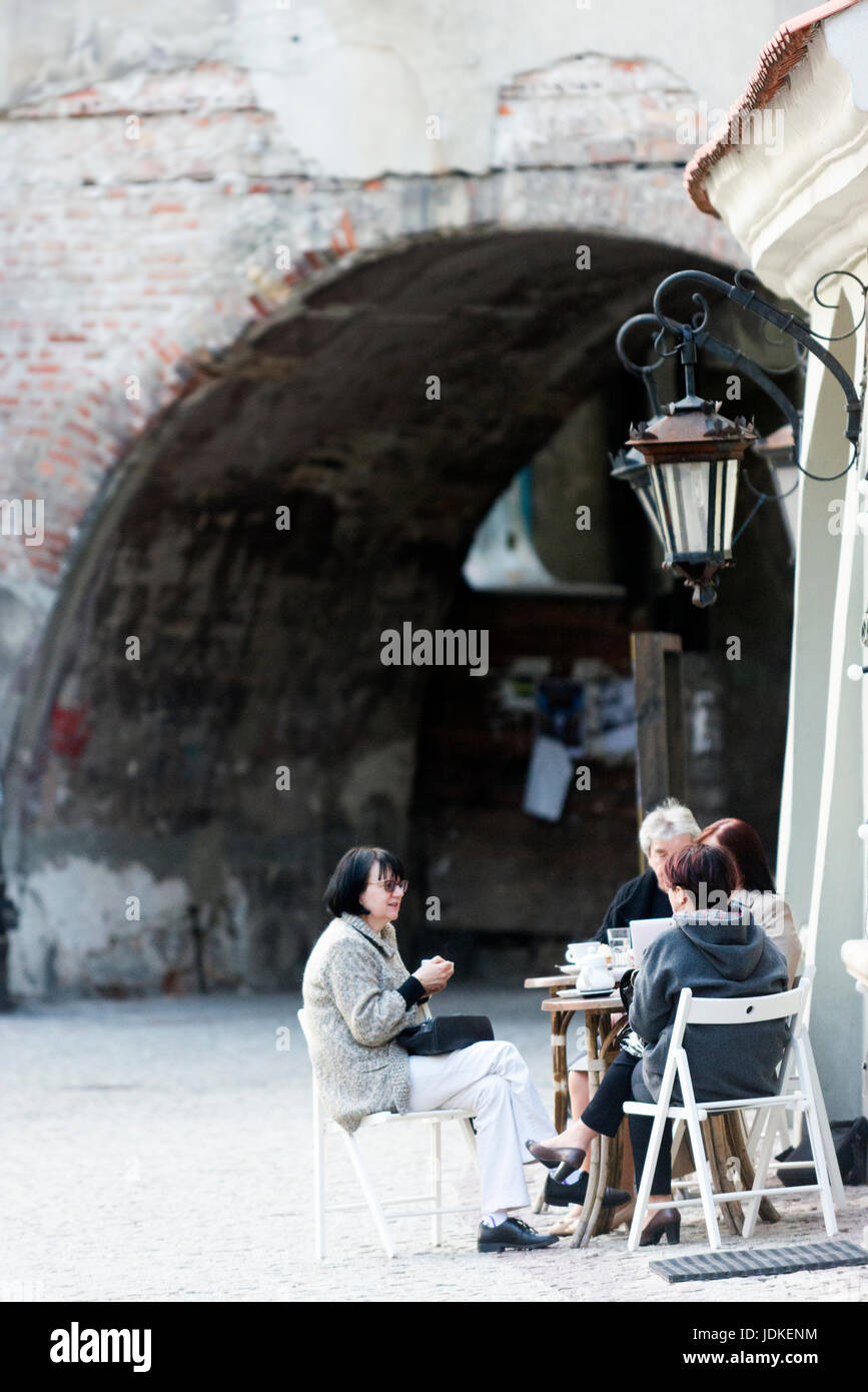 Die Leute sitzen in einem Straßencafé in Lublin mittelalterliche Altstadt. Stockfoto