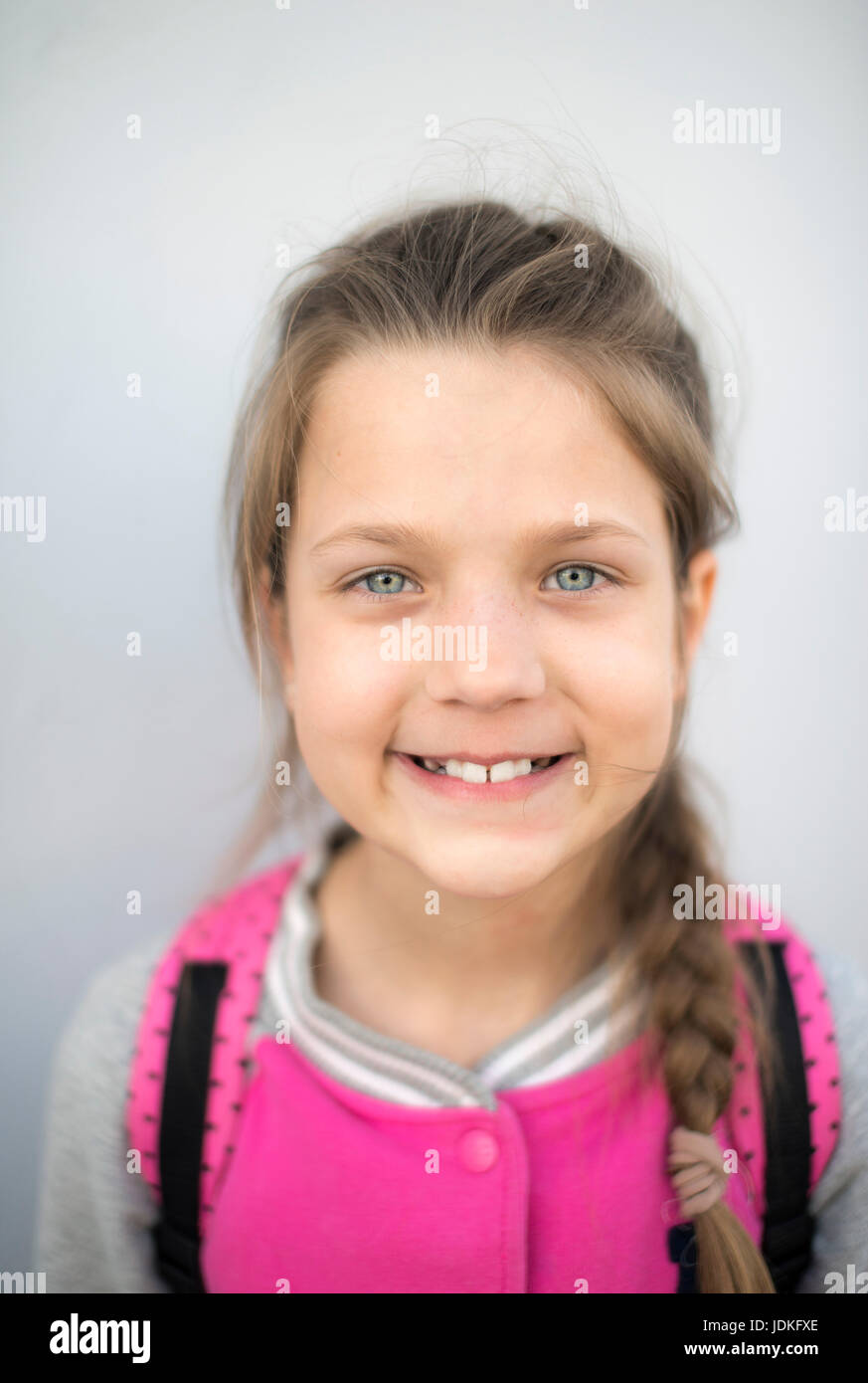 Kind Mädchen Porträt mit Fokus auf Augen Lächeln Stockfoto