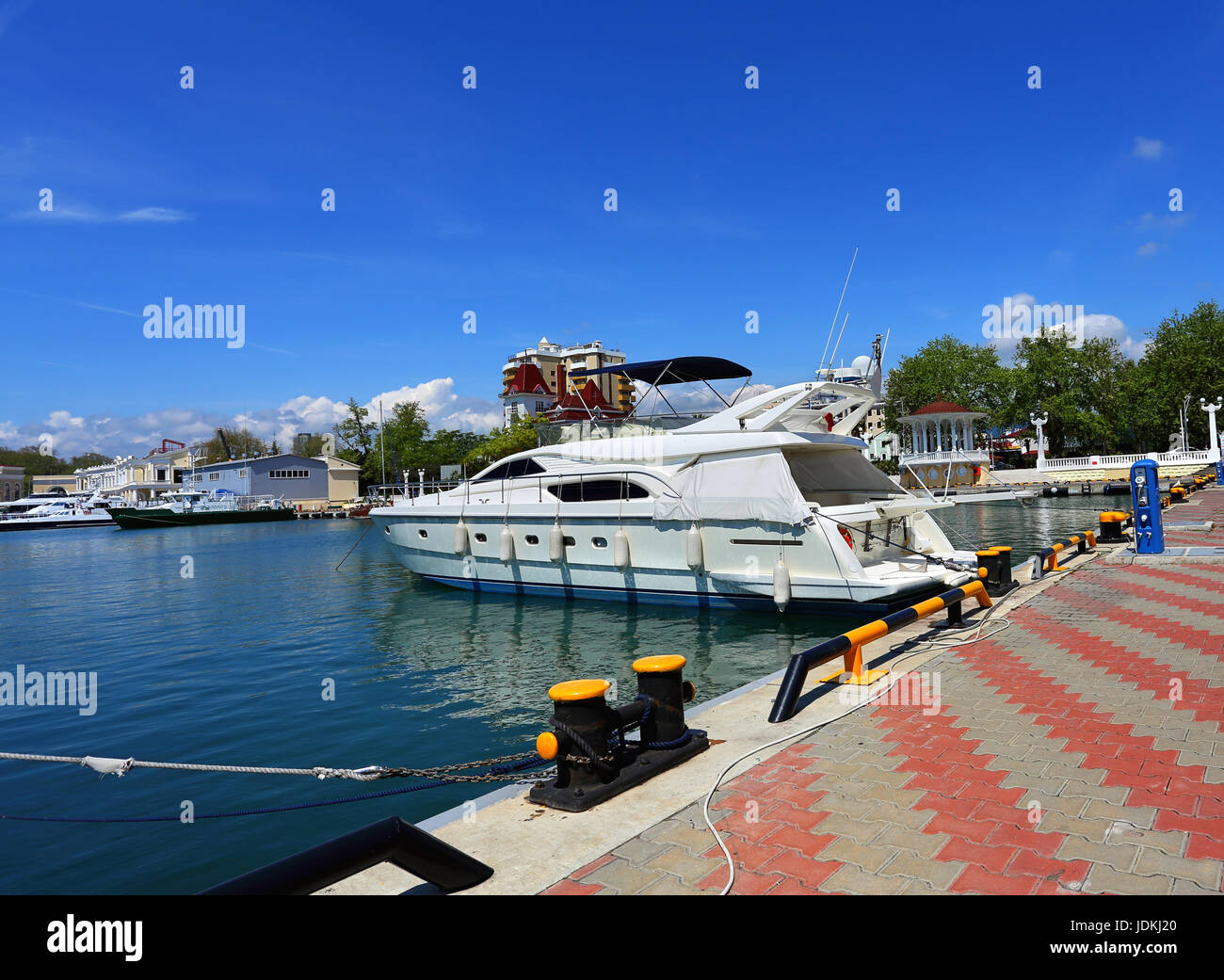 Marine Yachten und Passagierschiffe am Liegeplatz auf dem Hintergrund der Passagier Seehafen Stockfoto