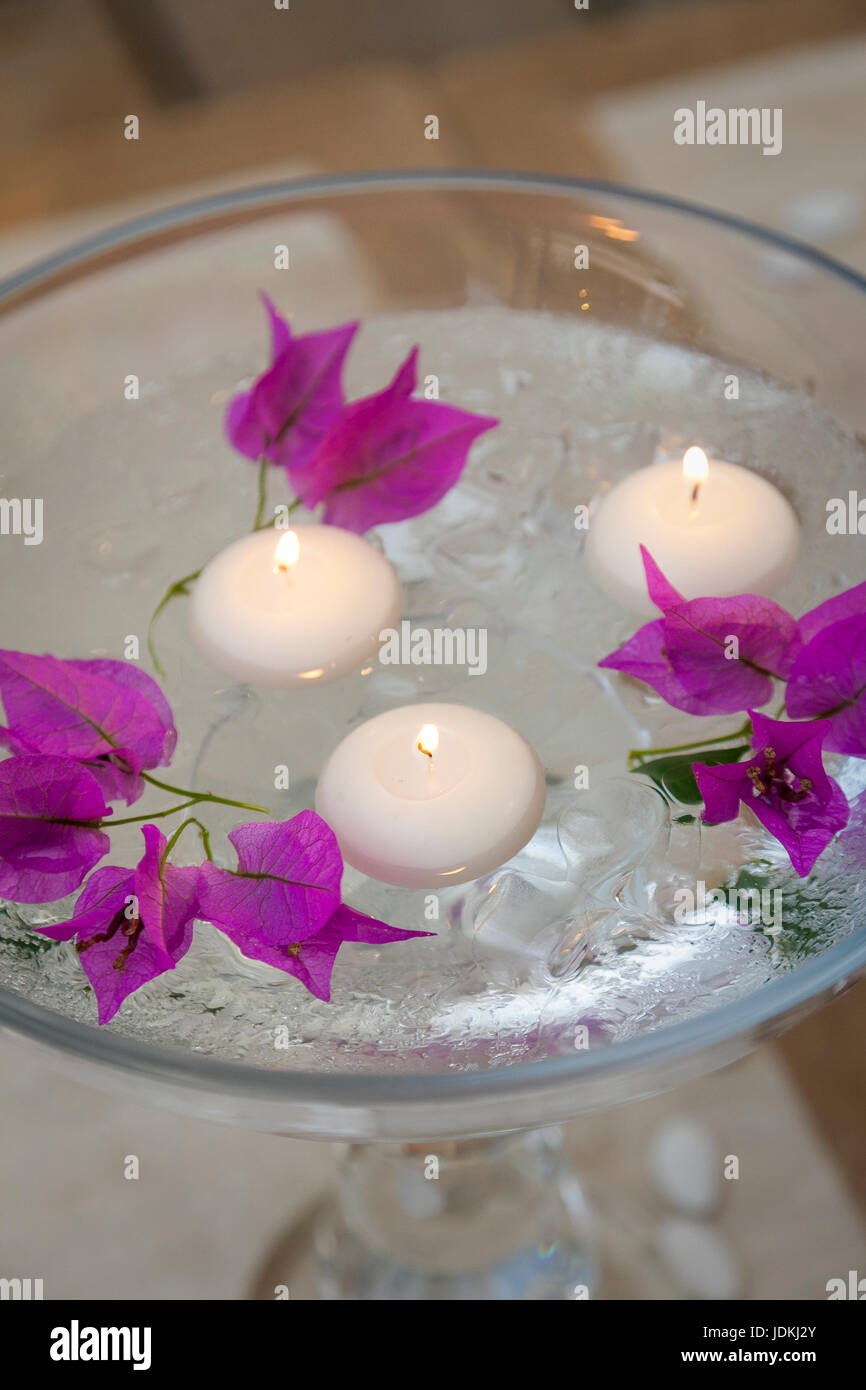 Wasser Kerzen mit Blume Stockfotografie