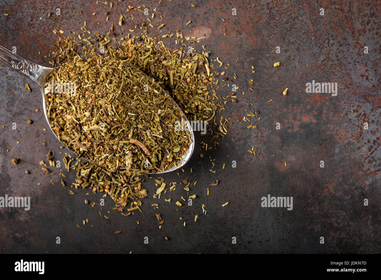 Löffel gefüllt mit getrockneten Thymian auf rostigen Hintergrund mit Textfreiraum Stockfoto
